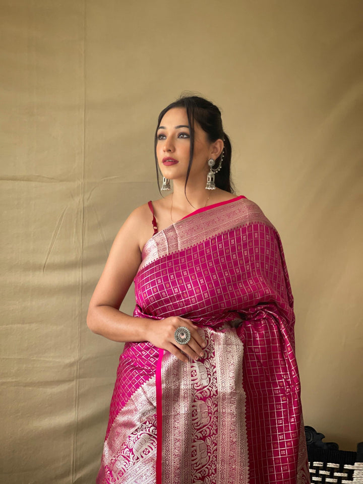 Prism Pink Khicha Checks Silk Saree - PAHRAVA