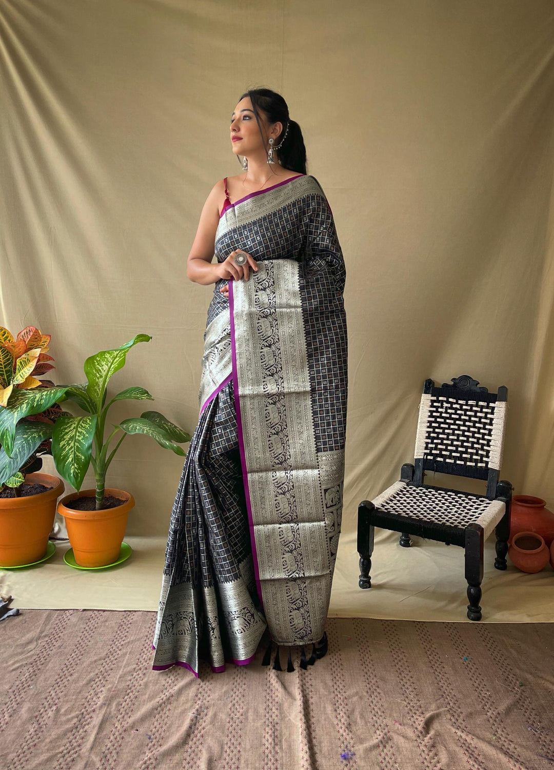 Silver Grey Khicha Checks Silk Saree - PAHRAVA