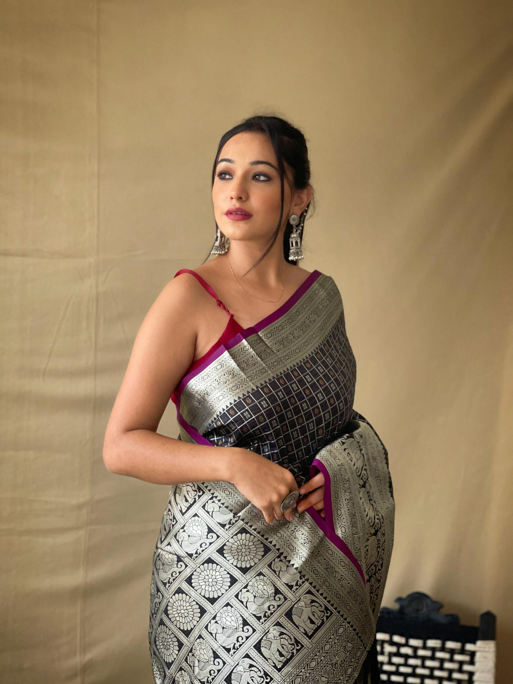 Silver Grey Khicha Checks Silk Saree - PAHRAVA