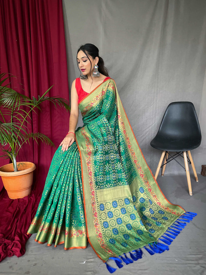 Traditional green fusion silk saree - PAHRAVA